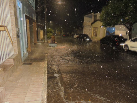 Após forte calor de 42°C, brumadenses comemoram noite de chuva