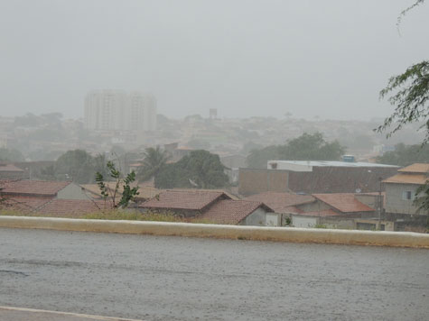 Início de tarde com chuva em Brumado