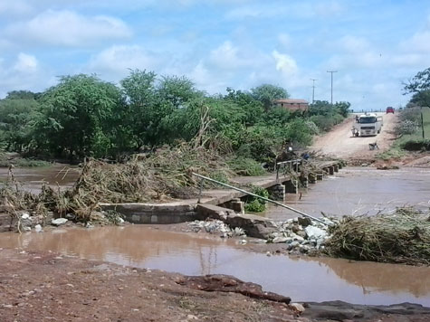 Brumado: Rio Riachão faz estragos em Umburanas