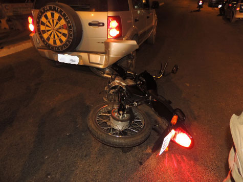 Brumado: Motocicleta colide em carro na Avenida Centenário