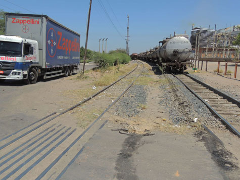 Brumado: Colisão entre caminhão baú e trem em linha férrea na entrada da Magnesita