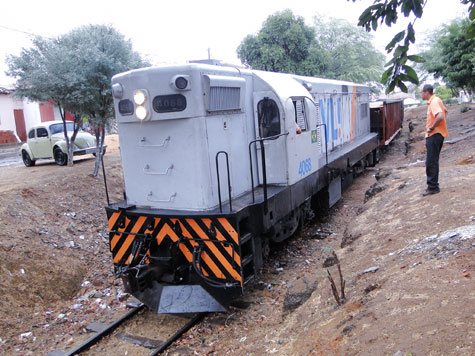 Brumado: Carro colide em locomotiva da FCA