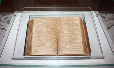 Primeira Igreja Batista expõe a bíblia de 130 anos que deu origem à religião evangélica em Conquista
