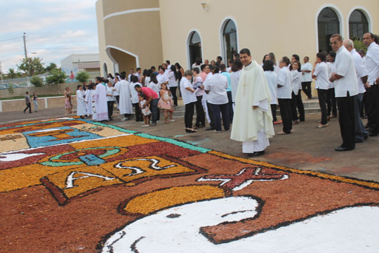 Com missa e procissão, católicos celebram Corpus Christi em Brumado