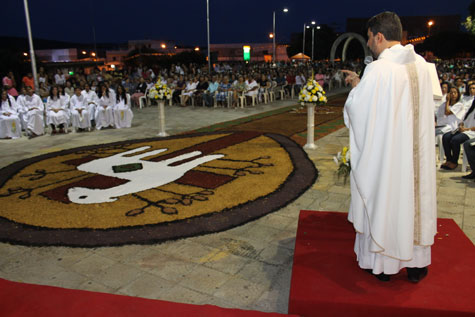Procissão e missa campal marcam a celebração do Corpus Christi em Brumado