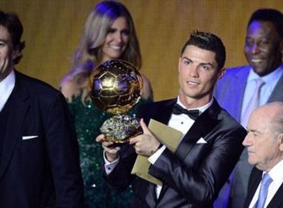 Cristiano Ronaldo recebe prêmio de melhor jogador do mundo