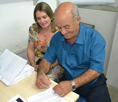 Ivana Bastos comemora assinatura de convênio da Conder para Dom Basílio