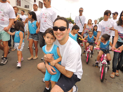 Centro Educacional Monteiro Lobato faz passeata em homenagem aos pais