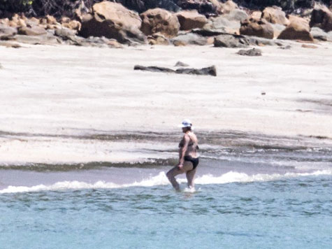 Dilma toma banho em praia de Salvador