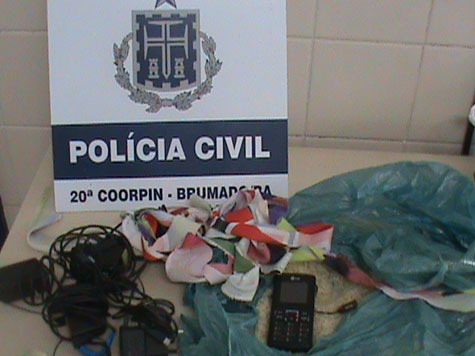 Brumado: Polícia encontra celulares e drogas no teto da carceragem