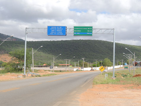 Brumado: Portais nas entradas da cidade recebem placas informativas