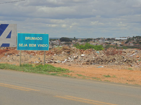 Brumado: Despejo desordenado de entulho polui entrada da cidade