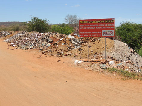 Brumado: Placa de aviso da Prefeitura é ignorada e lixo ainda é despejado em área proibida