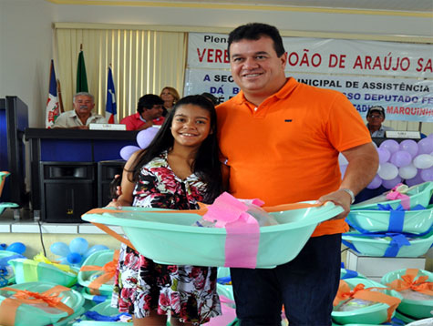 Marquinho Viana entrega pavimentação em Coribe e anuncia obras em Ituaçu