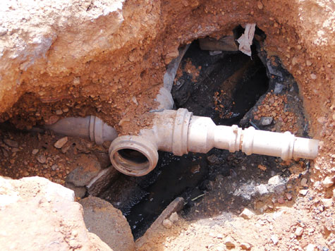 Brumado: Esgoto estoura na Malhada Branca e contamina rede de água
