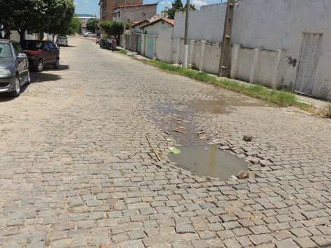 Brumado: Esgoto, mato, ratos e insetos atrapalham os moradores na Rua Antônio Risério Leite
