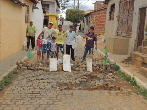 Brumado: Moradores interditam a Rua Major Jovino Brito