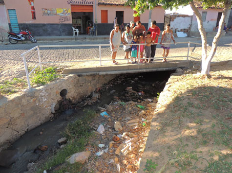 Brumado: Criança foi picada por escorpião e moradores reclamam de canal de esgoto