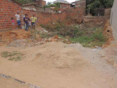 Brumado: Moradores interditam a Rua Major Jovino Brito