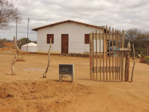 Brumado: Comunidade do Espinheiro recebe canalização da Embasa, mas continua sem água nas torneiras