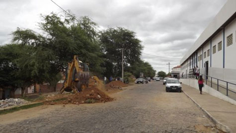 Brumado: Iniciada obras de estacionamento na área do mercado municipal