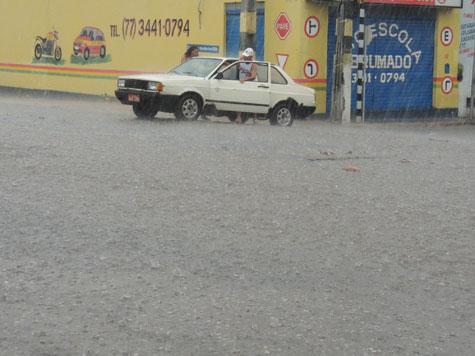 Volta a chover em Brumado e família fica presa em alagamento