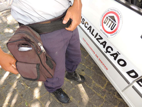 Brumado: Agentes de trânsito continuam trabalhando com uniformes rasgados