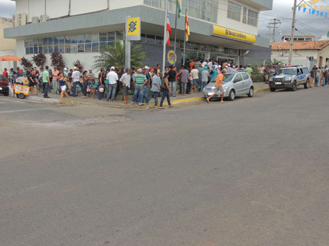 Dia de pagamento da Fiol com tumulto no Banco do Brasil em Brumado