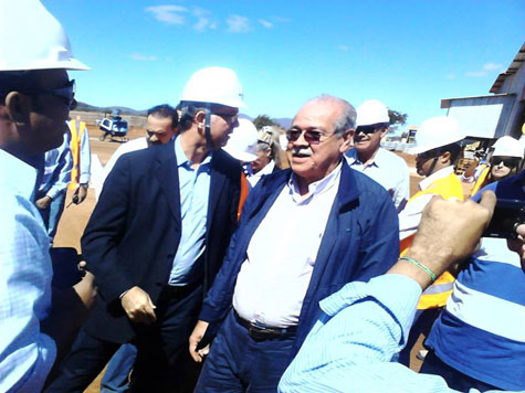 Ministro César Borges visita canteiro de obras da Fiol em Brumado