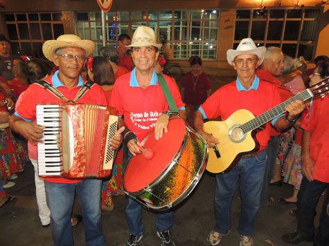 Brumado: Folia de Reis e canjica no tabuleiro da baiana