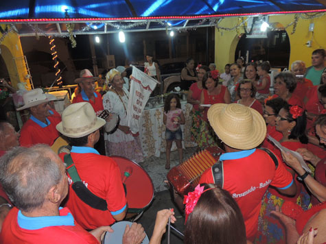 Brumado: Folia de Reis e canjica no tabuleiro da baiana