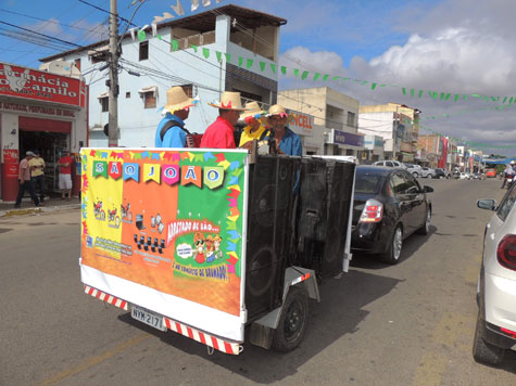 Forró móvel da CDL faz a festa no centro comercial de Brumado