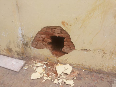 Palmas de Monte Alto: Presos cavam buraco com barra de ferro em delegacia de adobão e fogem