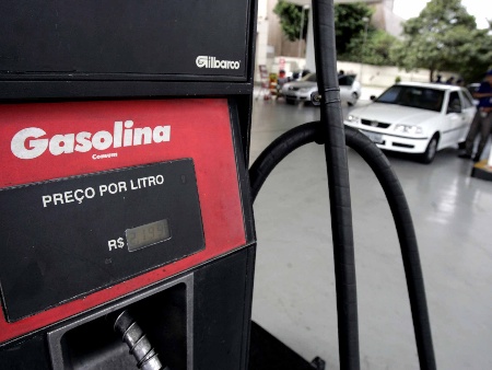 Gasolina deve continuar a subir no ano eleitoral, diz presidente da Petrobras