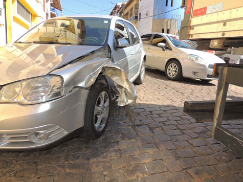 Brumado: Caminhão baú arrasta e danifica carro estacionado no centro