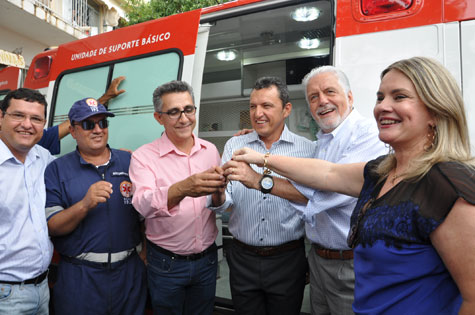 Ivana Bastos acompanha governador na inauguração do Lacen em Guanambi