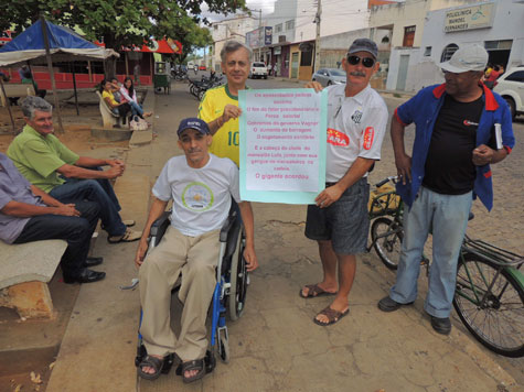 Cadeirante indignado faz seu protesto individual em Brumado