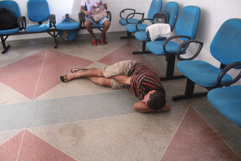 Brumado: Homem fica uma hora deitado no chão a espera de atendimento no Hospital Magalhães Neto