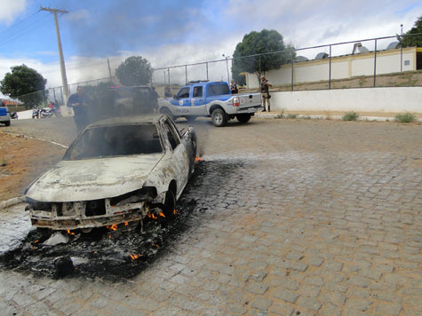 Brumado: Em protesto, 16 homens armados atearam fogo em veículo