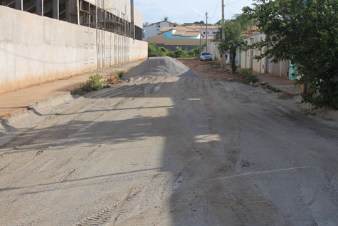 Brumado: Moradores conseguem material e consertam ruas por conta própria