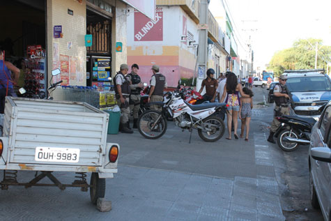 Brumado: Bandido rouba supermercado e atira contra transeuntes na Centenário