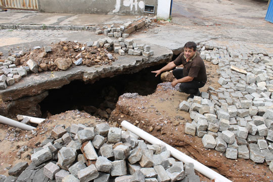 Chuva de 62 mm abre crateras e alaga várias ruas de Brumado