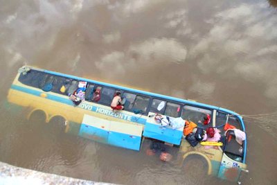 MG: Ônibus da Novo Horizonte cai de ponte na BR-116