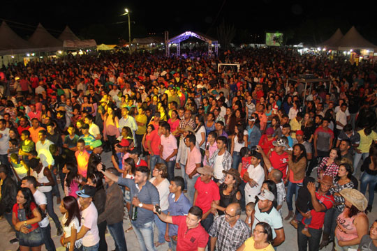 Parque de vaquejada lotado na primeira noite de festa em Lagoa Real