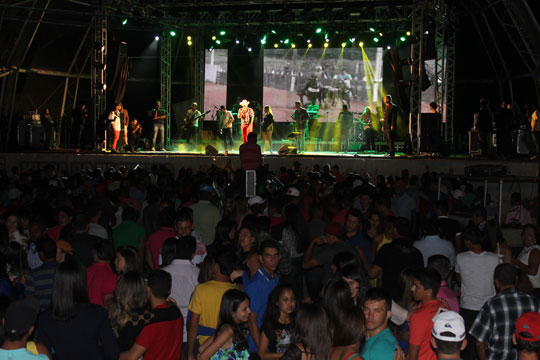 Parque de vaquejada lotado na primeira noite de festa em Lagoa Real