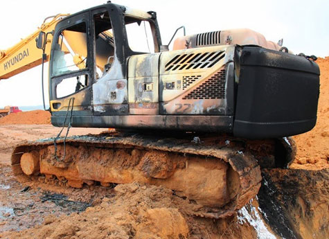 Ibicoara: Incêndio destrói máquina escavadeira