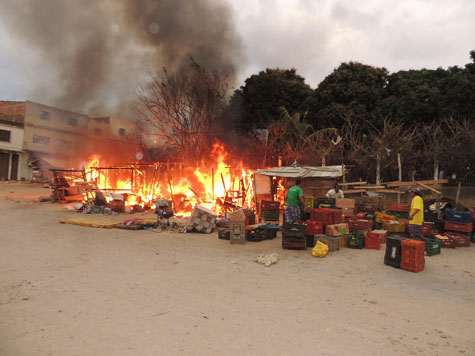 Incêndio em barracos no fundo da Cesta do Povo em Brumado