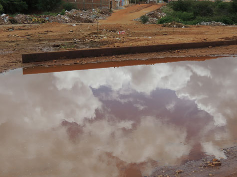 Brumado: Obra de pavimentação da Rua Isaías Dias de Oliveira segue paralisada