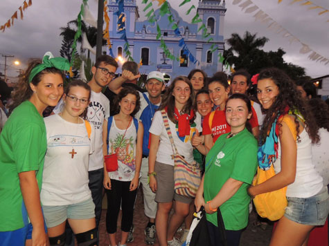 Jovens italianos participam da celebração do Bom Jesus em Brumado