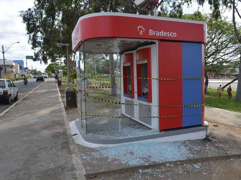 Itapetinga: Bandidos tentam explodir caixa eletrônico